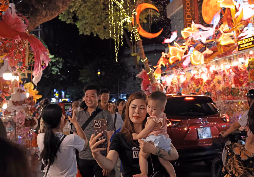 中秋季节来临之际，行马街成为游客极具吸引力的打卡地。图自 越通社