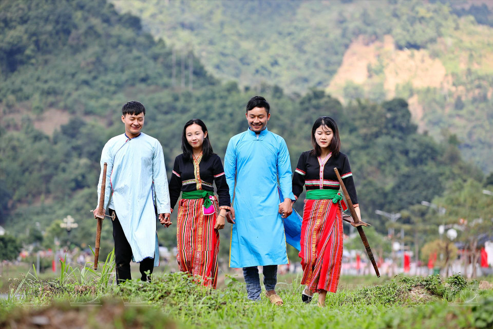 贡族年轻人身穿传统服装参加当地节日和庙会。图自 越通社《越南画报》