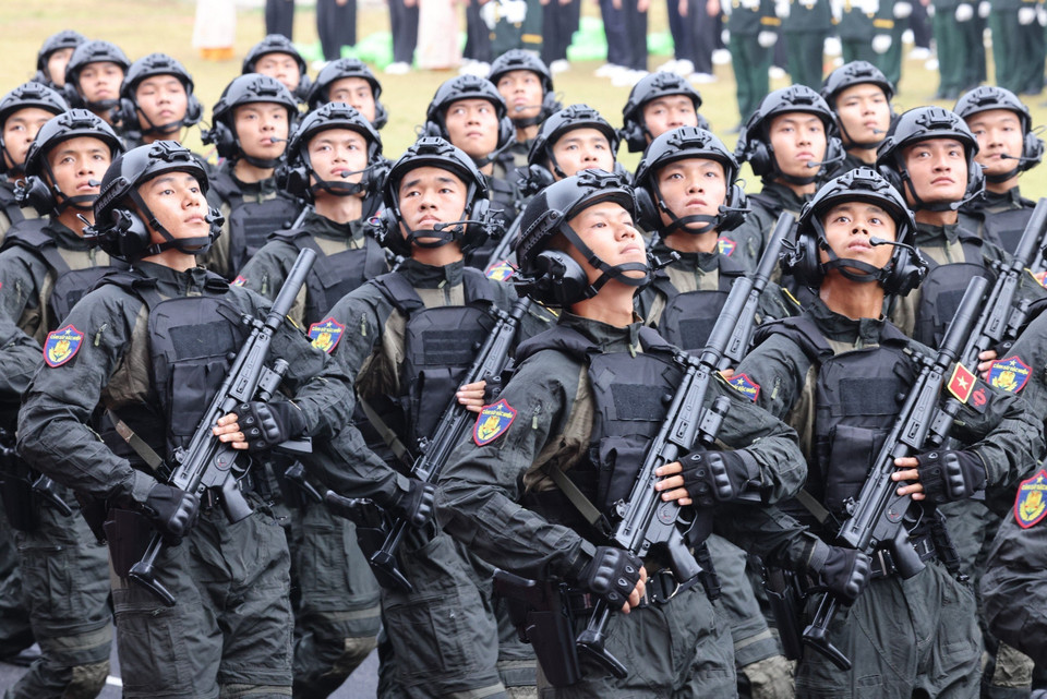 特种警察战士参加游行活动。图自 越通社