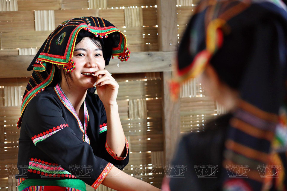 身着传统服饰的贡族姑娘。图自 越通社《越南画报》