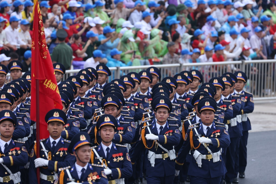 越南人民军防空-空军军种军官参加奠边府大捷70周年阅兵式游行。图自越通社