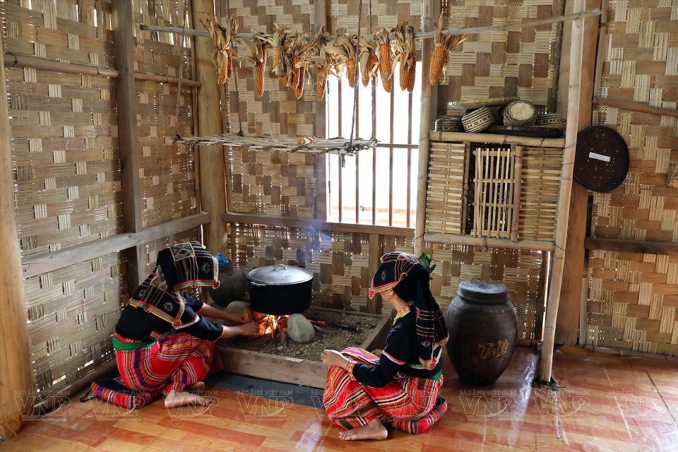 在重要节日里，贡族同胞妇女都会穿上传统服装。图自 越通社《越南画报》