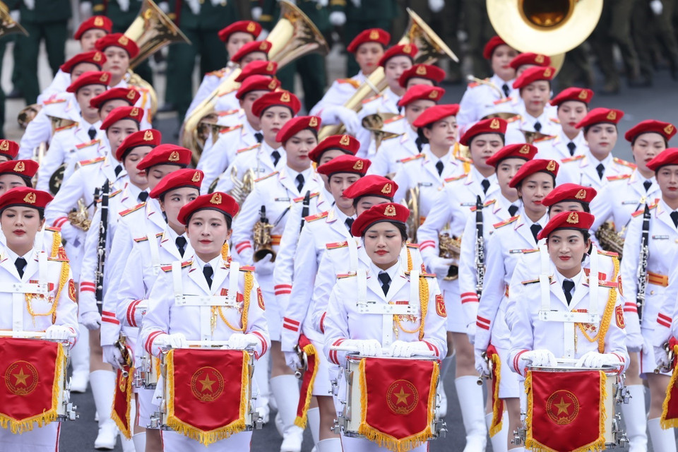 女子军乐队参加奠边府大捷70周年阅兵式游行。图自越通社