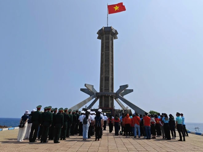 国旗升旗仪式在草洲岛上举行。图自 越通社《越南画报》