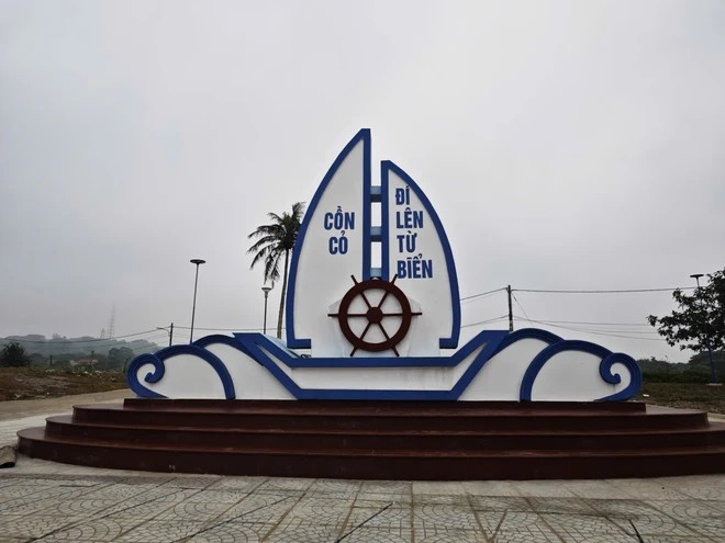 力争将旅游业打造成为经济尖端产业，2024年，草洲岛力争吸引9500至10000名游客，旅游收入达约60万美元。图自 越通社《越南画报》