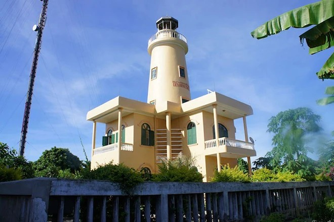 站在灯塔上，草洲岛的美景尽收眼底，是游客观赏这片宁静美景的绝佳之地。图自 越通社《越南画报》