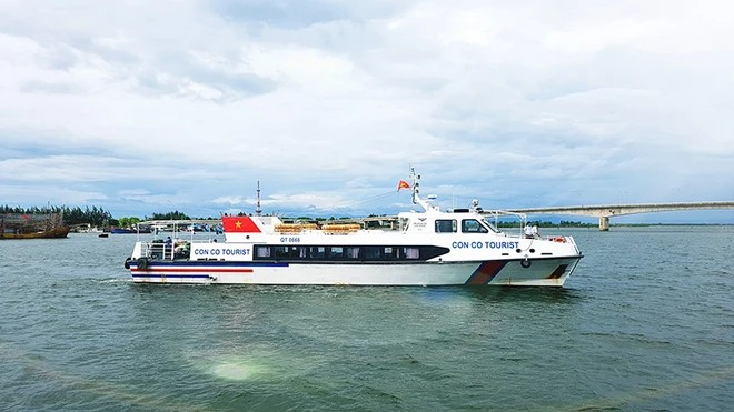 游客可以乘坐游艇赴草洲岛旅游。图自 越通社《越南画报》