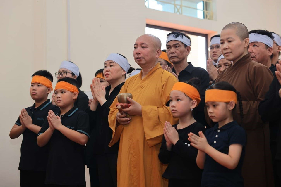 2024年7月26日13时，阮富仲总书记的追悼会时在河内市陈圣宗街五号国家殡仪馆、胡志明市统一会场及阮富仲同志家乡河内市东英县东会乡同时举行。图自 越通社