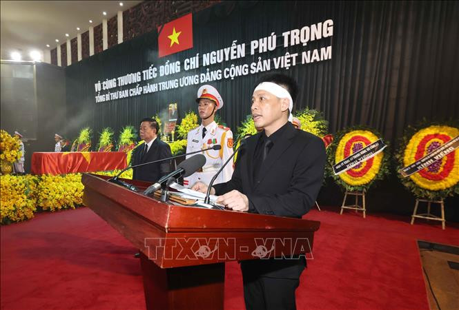 越共中央总书记阮富仲儿子阮仲长代表阮富仲家属发言，向参加追悼会的所有来宾和亲属表示诚挚的感谢。图自 越通社