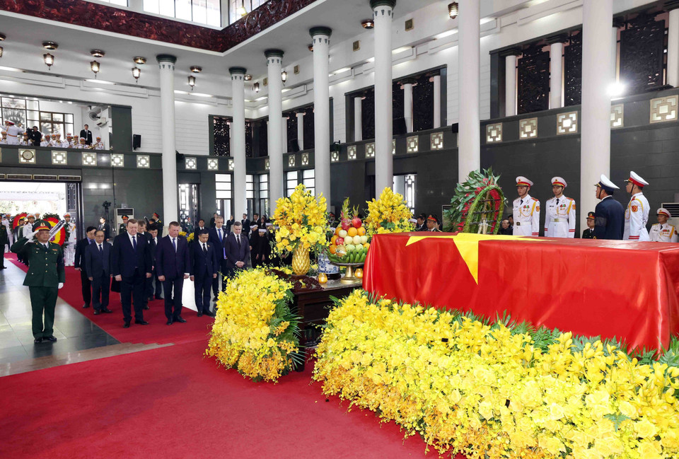 由白俄罗斯国民会议共和国院（上院）副主席Siarhei Khamenka率领的白俄罗斯代表团吊唁阮富仲总书记逝世。图自 越通社