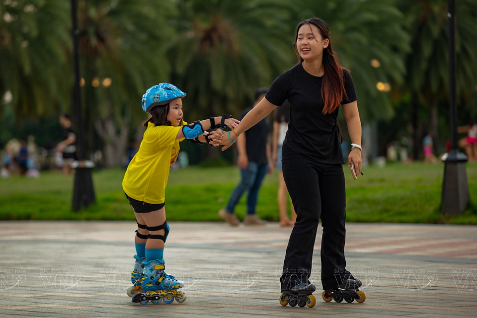 胡志明市市民在西贡河畔的城市综合体园区内玩乐。图自 越通社《越南画报》