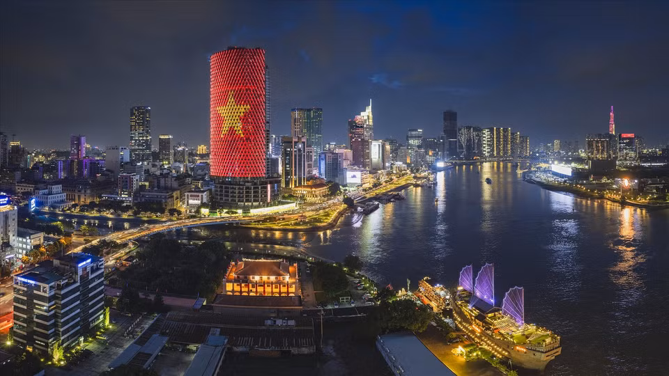 夜幕降临的西贡河畔的胡志明市璀璨夺目。图自 越通社《越南画报》