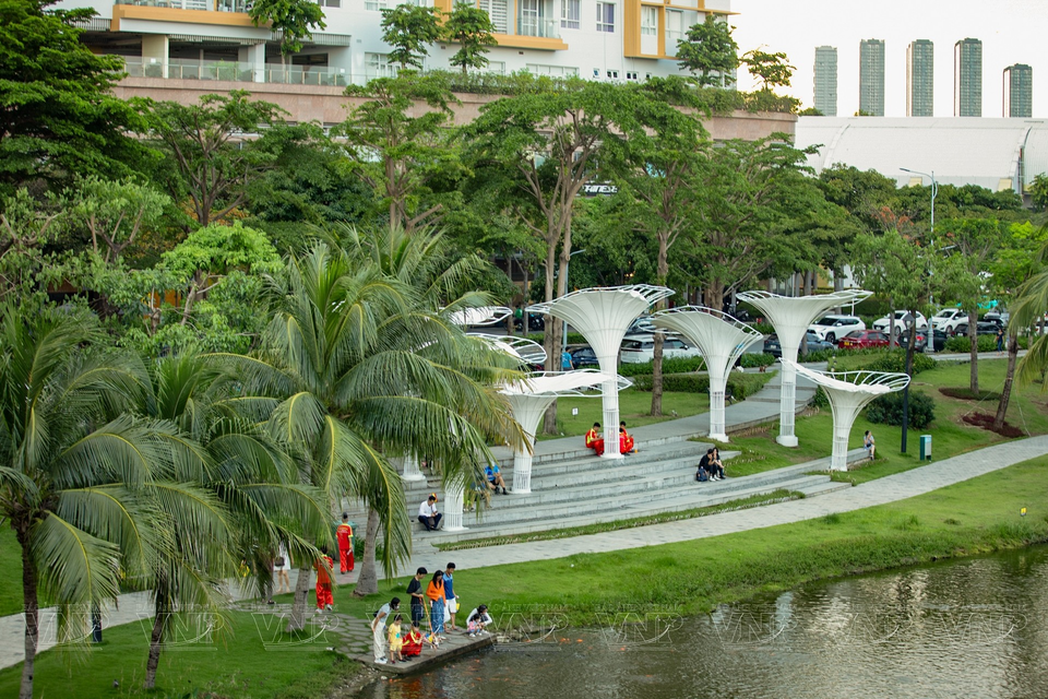 胡志明市市民在西贡河畔的城市综合体园区内玩乐。图自 越通社《越南画报》