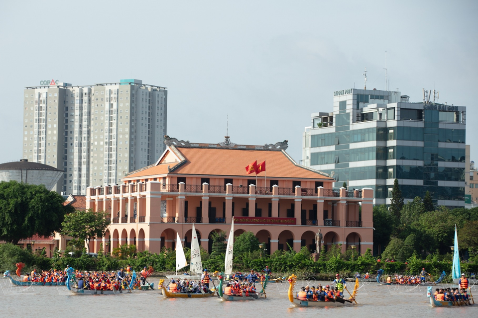 在西贡河上举行龙舟比赛。图自 越通社《越南画报》