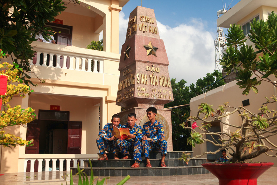 战士们趁着休息时间阅读各种书报。图自越通社