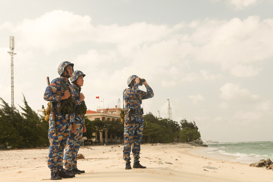 坚守在“风口浪尖”、日夜守护祖国海岛的主权的海军战士被喻为‘长沙之眼睛‘。图自越通社
