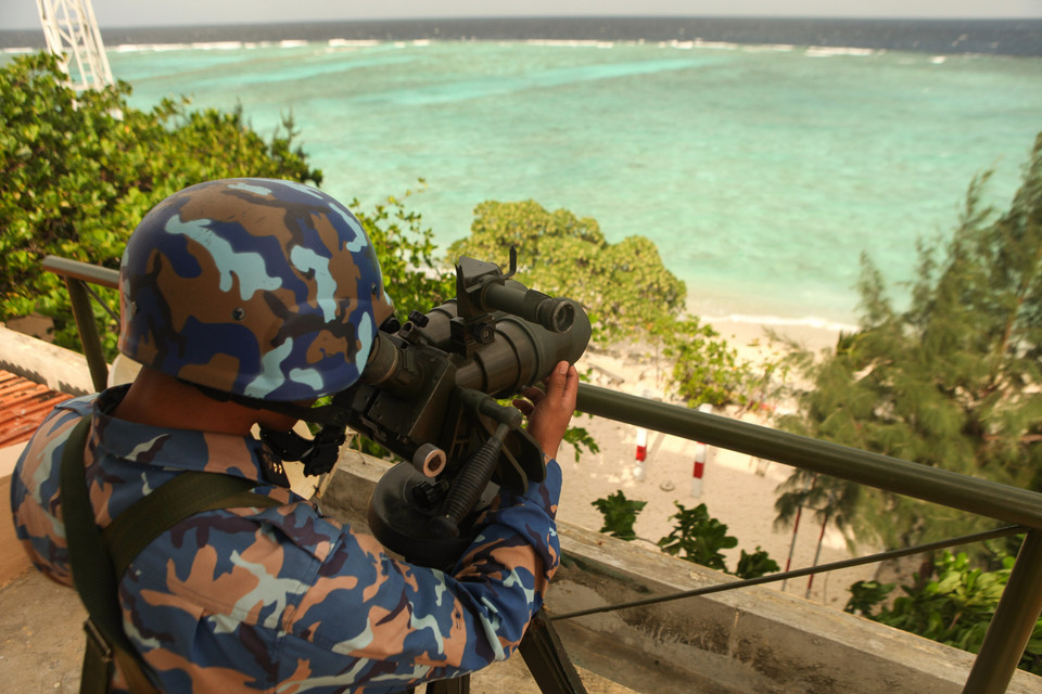 望远镜观察帮助岛上战士们远距离地观察目标。图自越通社