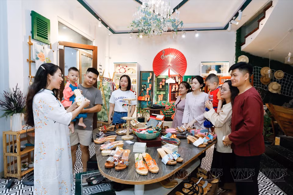 黄莉莉老板娘向访客介绍喀嵆馆的文化空间。图自越通社/越南画报