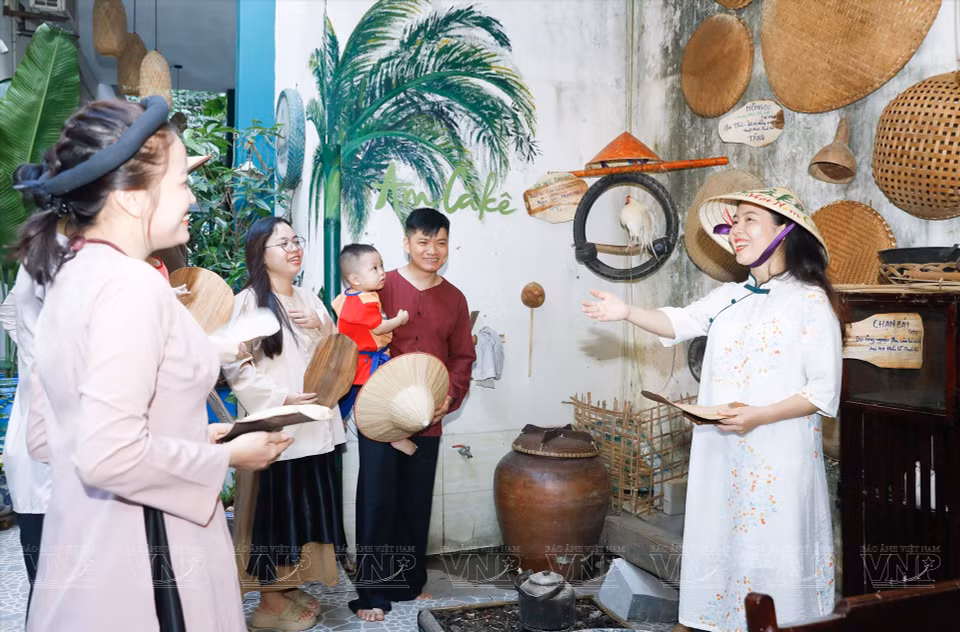 据黄莉莉介绍，喀嵆馆厨房空间所布置的物品都是她家过去所使用的物品。图自越通社/越南画报