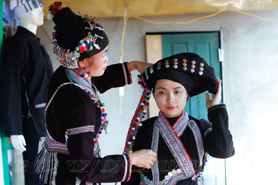 游客试穿老族女性的传统服饰，体验其别具韵味的传统魅力。图自越通社《越南画报》