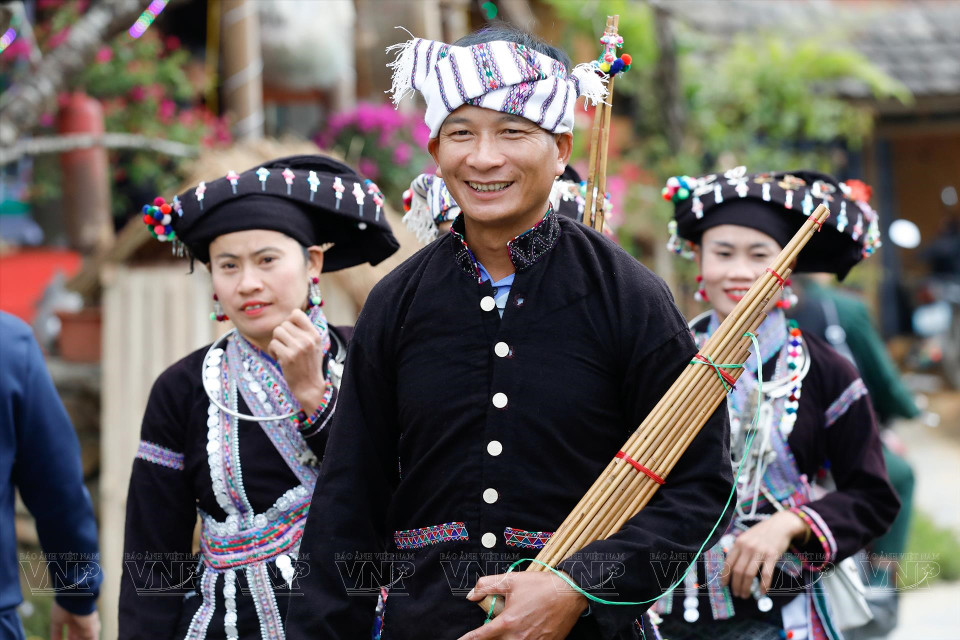 老族男子常戴着精美的传统头巾，上面绣有复杂细致的图案。图自越通社《越南画报》