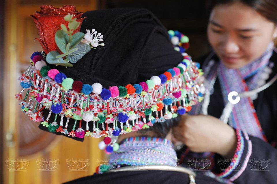 莱州省三塘县老族妇女的头巾精致优美。图自越通社《越南画报》