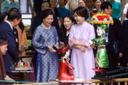 越共中央总书记、国家主席夫人同韩国总统夫人一同参观越南民族学博物馆