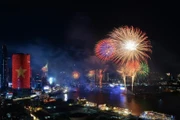 绚丽烟花点亮夜空，胡志明市喜迎国家统一五十周年。图自 越通社