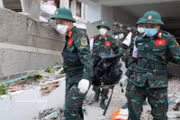 委内瑞拉地震：越南救援力量将遇难者遗体运出废墟