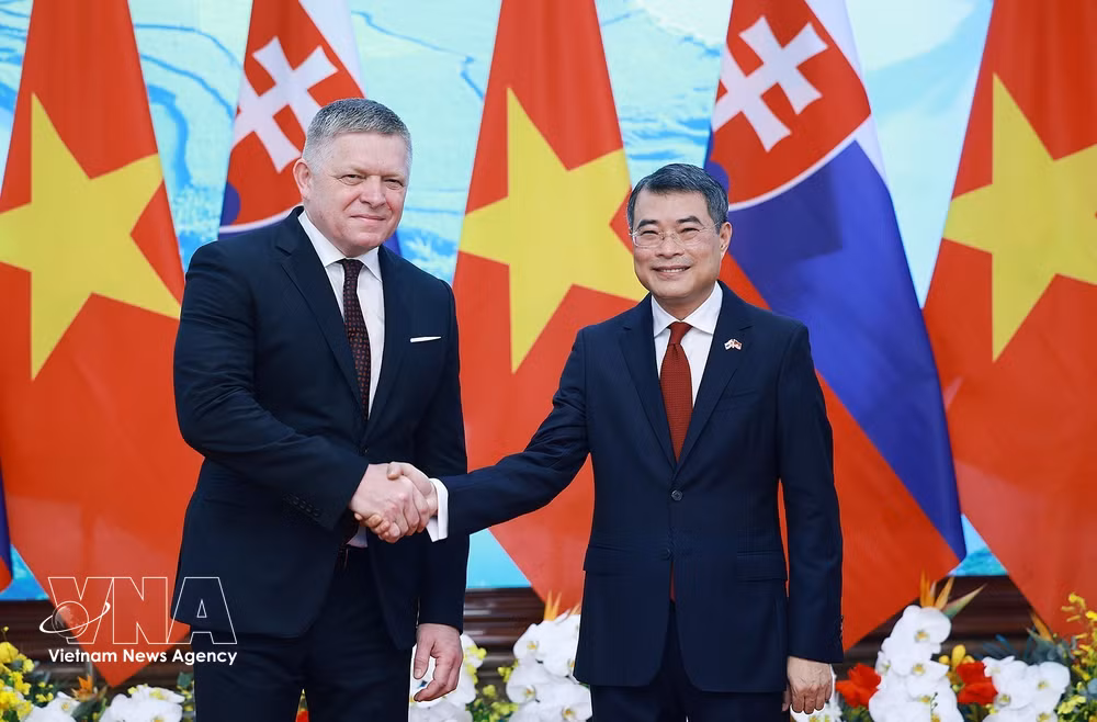 vnanet-potal-thu-tuong-le-minh-hung-hoi-dam-voi-thu-tuong-slovakia-robert-fico-8697518.jpg