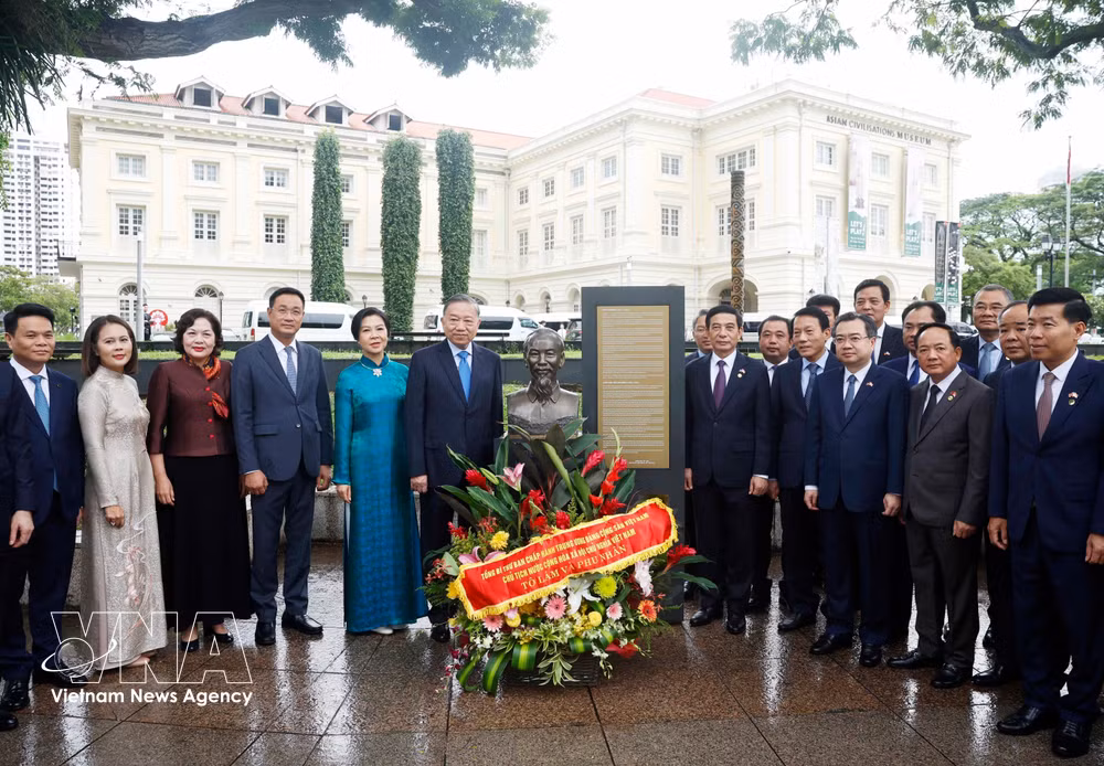 vnanet-potal-tong-bi-thu-chu-tich-nuoc-dang-hoa-truoc-tuong-chu-tich-ho-chi-minh-tai-singapore-8794201.jpg