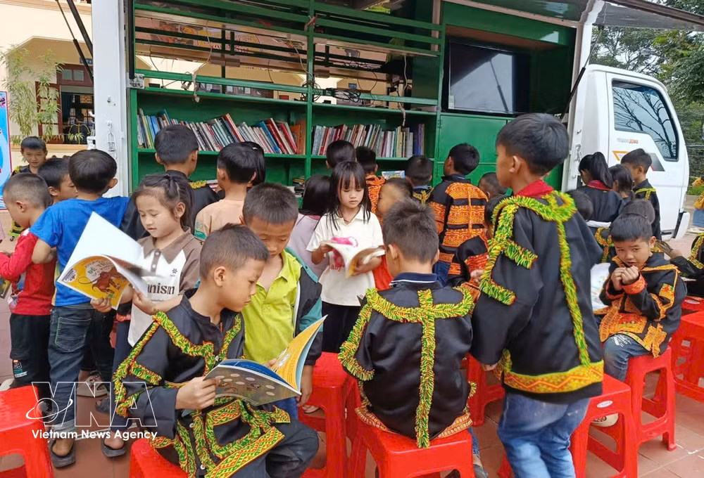 vnanet-potal-lang-son-dua-sach-ve-vung-sau-vung-xa-rut-ngan-khoang-cach-thong-tin-giua-thanh-thi-va-nong-thon-8727798.jpg