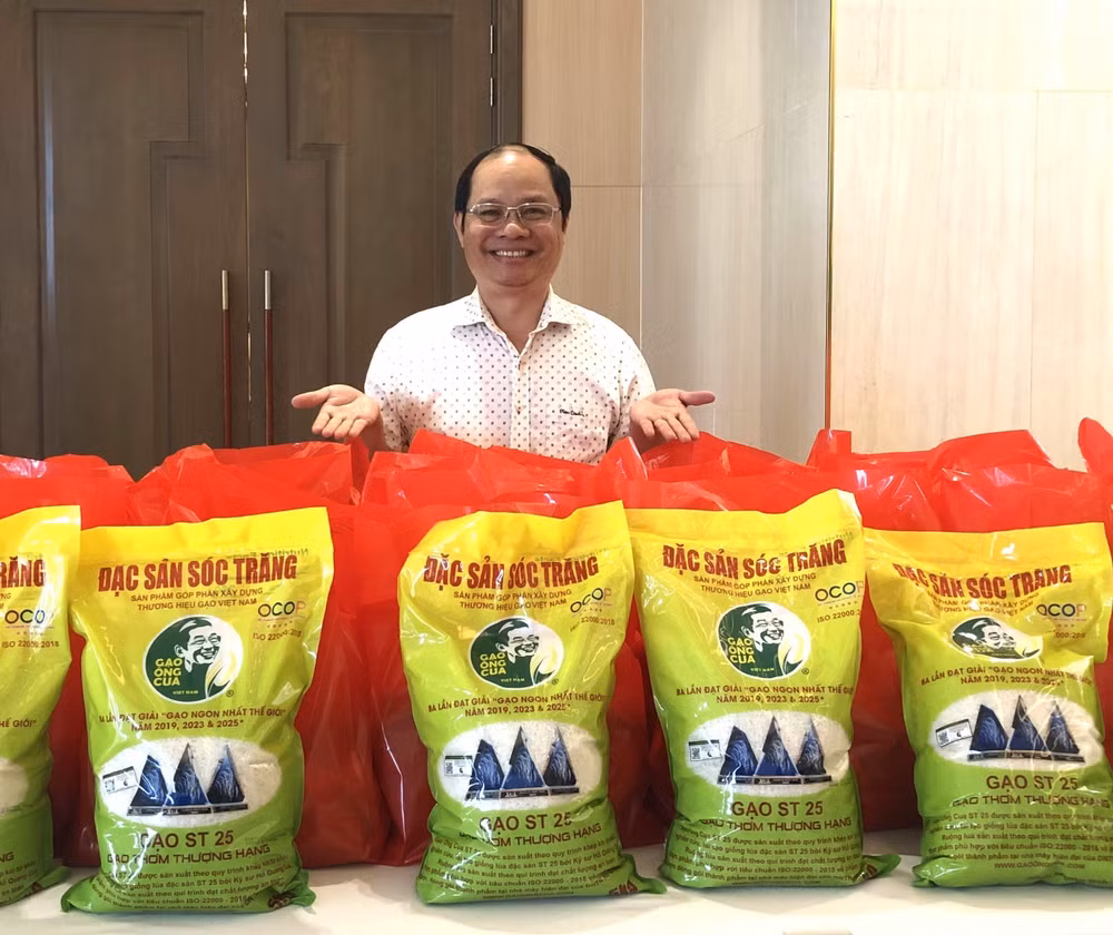 vna-potal-trao-cup-gao-ngon-nhat-the-gioi-cho-gao-st-25-cua-anh-hung-lao-dong-ho-quang-cua-8567864.jpg