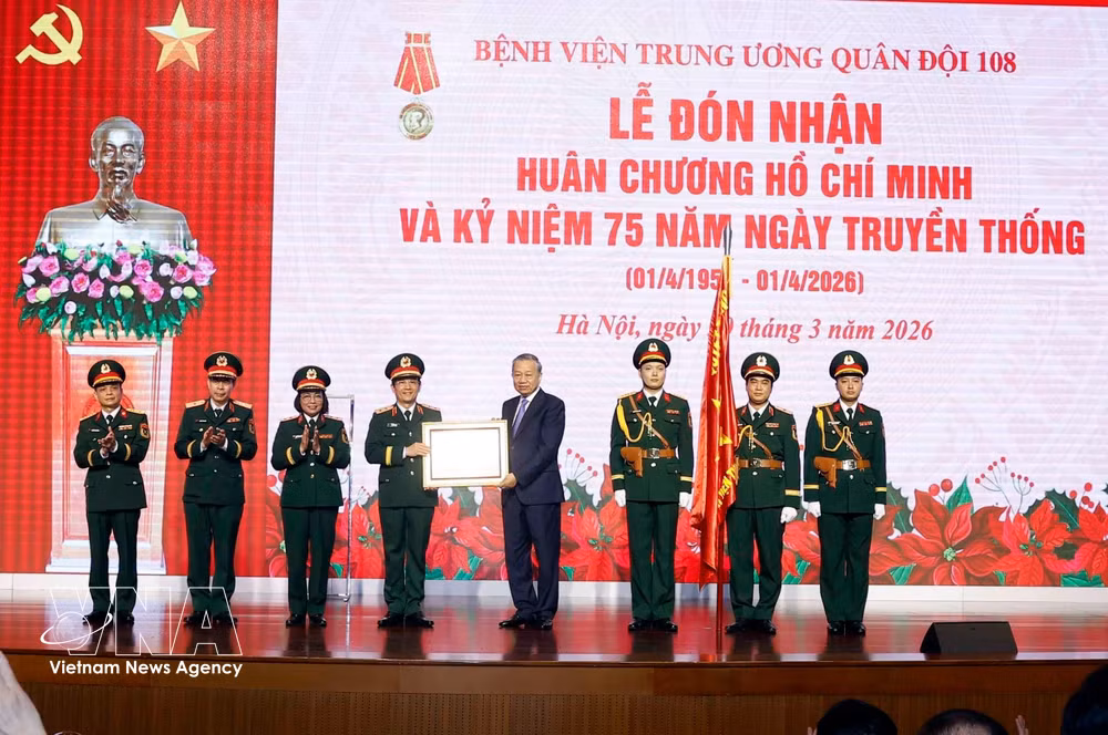 vnanet-potal-tong-bi-thu-to-lam-bi-quan-uy-trung-uong-du-le-don-nhan-huan-chuong-ho-chi-minh-va-ky-niem-75-nam-ngay-truyen-thong141951-142026-cua-benh-vi-8671618.jpg
