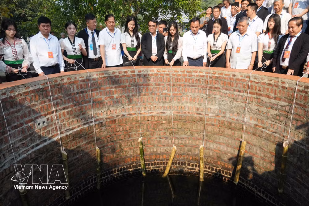 vnanet-potal-ve-phong-tho-xem-le-hoi-nang-han-8681333.jpg