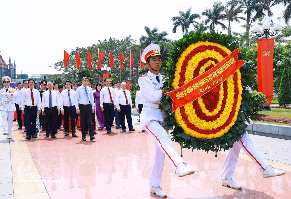 vnanet-potal-thu-tuong-le-minh-hung-dang-huong-tuong-niem-cac-anh-hung-liet-si-thanh-pho-hai-phong-8729919.jpg