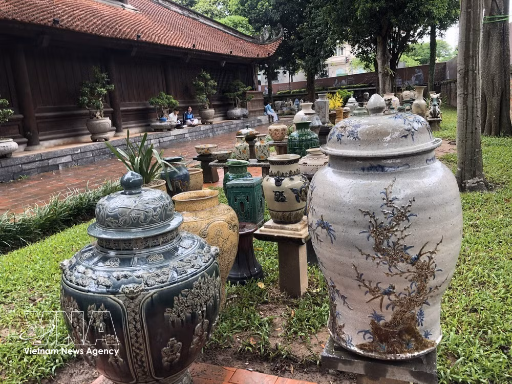 vnanet-potal-ha-noi-trung-bay-tinh-dat-va-gom-tai-van-mieu-quoc-tu-giam-8233072.jpg