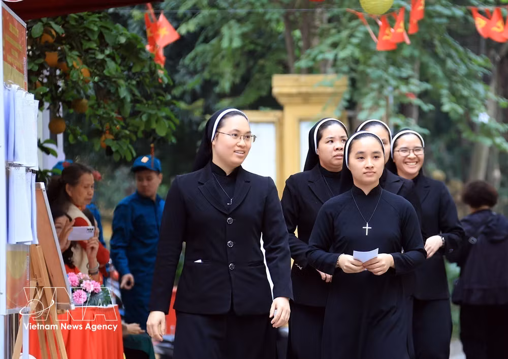 vnanet-potal-dong-bao-cong-giao-ha-noi-han-hoan-trong-ngay-hoi-non-song-8642099.jpg