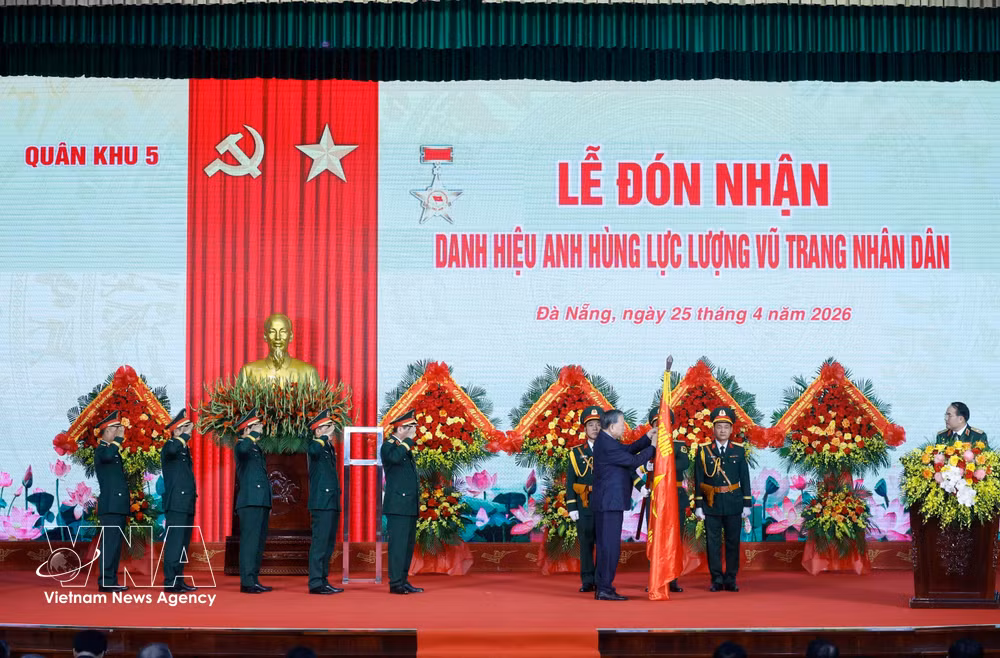 vnanet-potal-tong-bi-thu-chu-tich-nuoc-du-le-don-nhan-danh-hieu-anh-hung-llvt-nhan-dan-cua-quan-khu-5-8725078.jpg