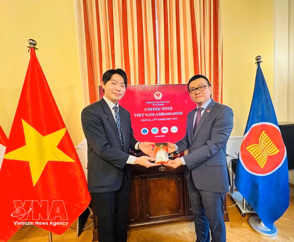 vnanet-potal-lan-toa-cau-chuyen-viet-nam-qua-sang-kien-ca-phe-voi-dai-su-8589915.jpg