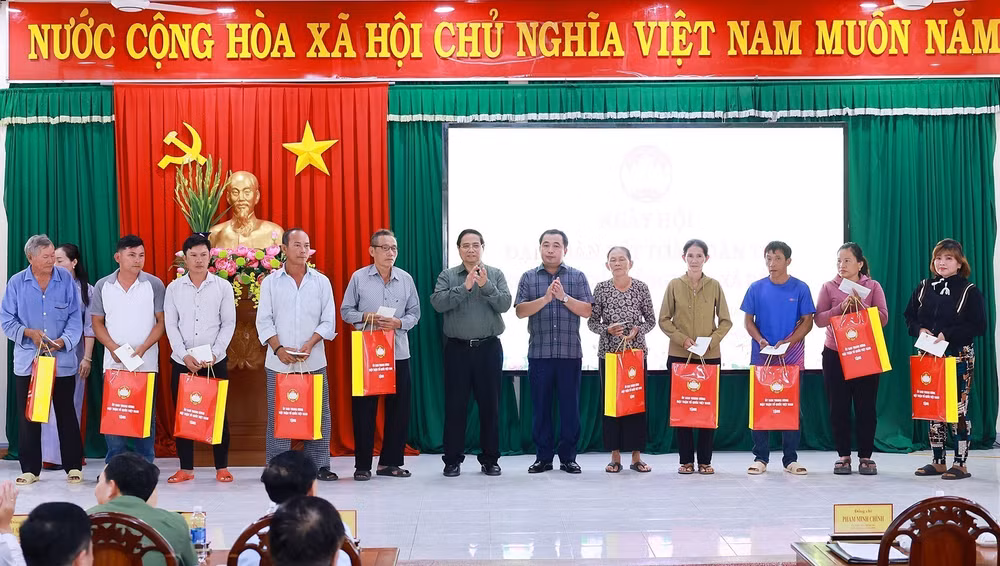 vna-potal-thu-tuong-du-ngay-hoi-dai-doan-ket-toan-dan-toc-tai-xa-de-gi-gia-lai-8404882.jpg