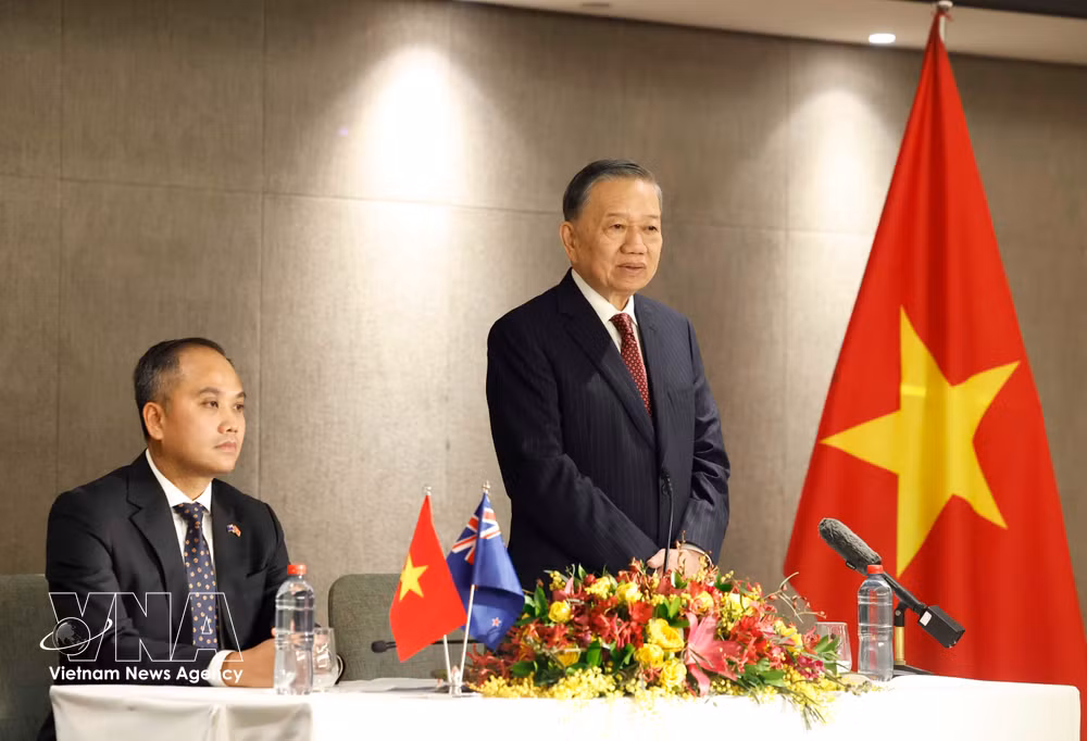 vnanet-potal-tong-bi-thu-chu-tich-nuoc-gap-go-can-bo-nhan-vien-dai-su-quan-viet-nam-tai-new-zealand-8950548.jpg