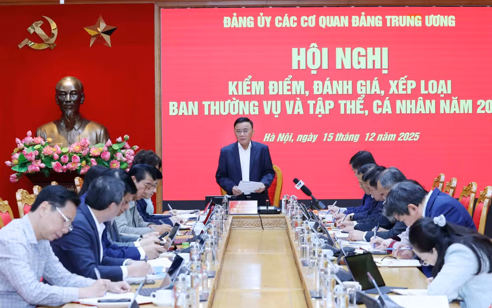 vna-potal-thuong-truc-ban-bi-thu-tran-cam-tu-chu-tri-hoi-nghi-kiem-diem-danh-gia-xep-loai-ban-thuong-vu-va-tap-the-ca-nhan-nam-2025-8471640.jpg
