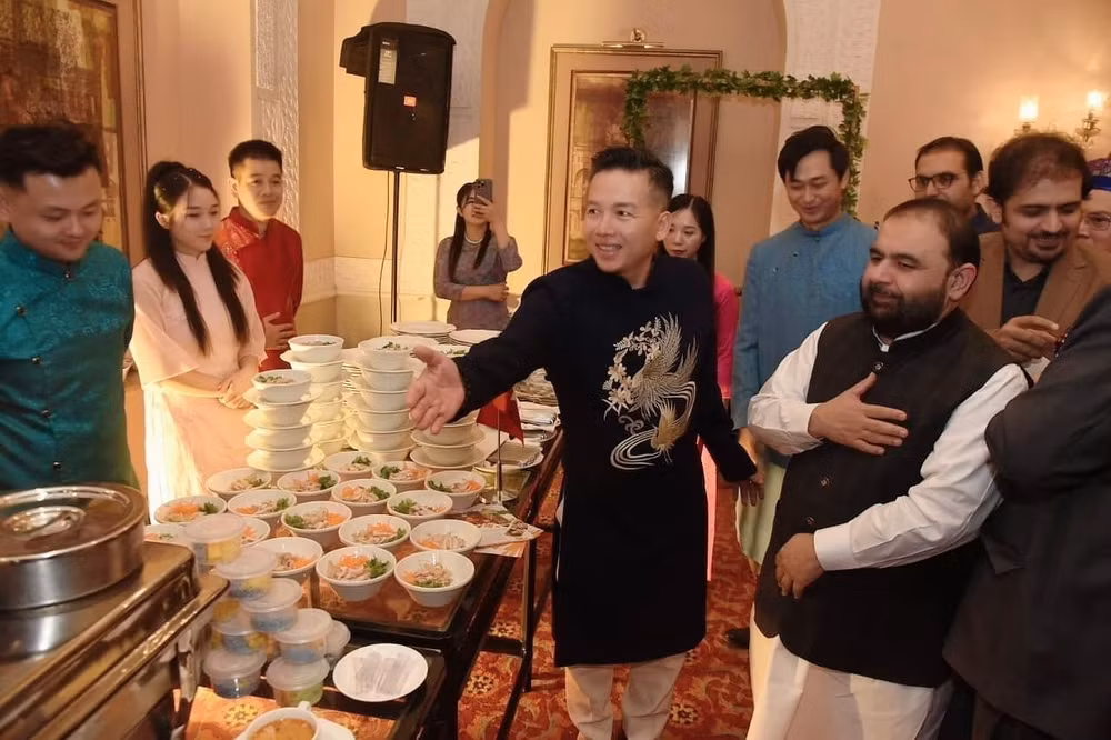vna-potal-viet-nam-cung-cac-nuoc-thanh-vien-asean-lan-toa-thong-diep-doan-ket-tai-pakistan-8206966.jpg