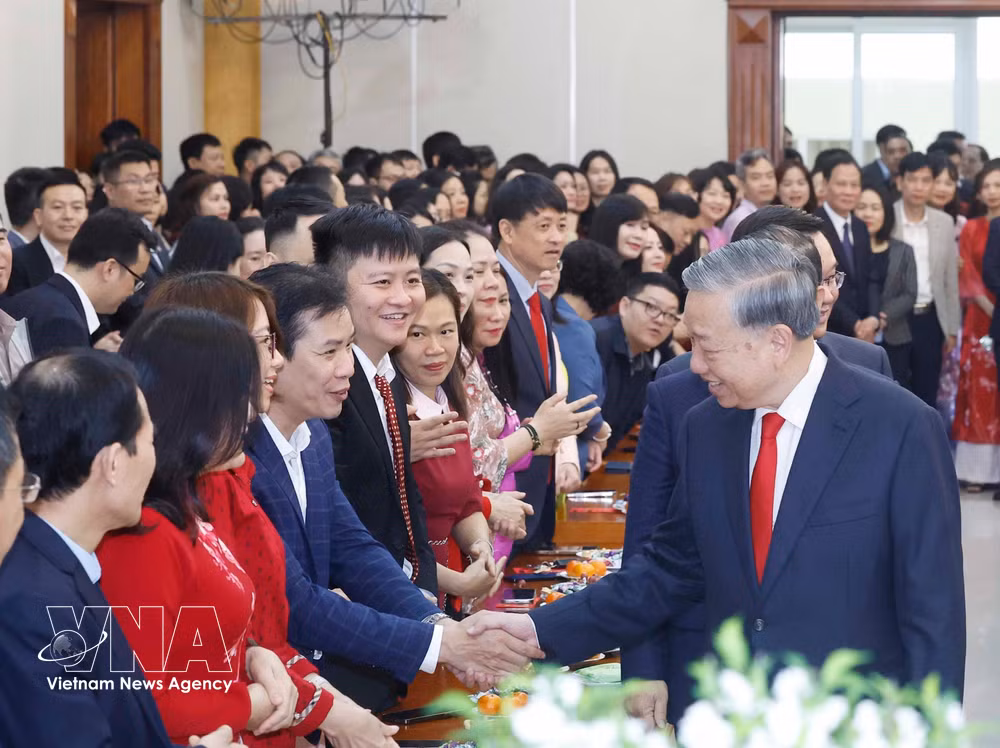 vnanet-vna-potal-tong-bi-thu-to-lam-chuc-tet-can-bo-cong-chuc-vien-chuc-nguoi-lao-dong-van-phong-trung-uong-dang-8602785.jpg