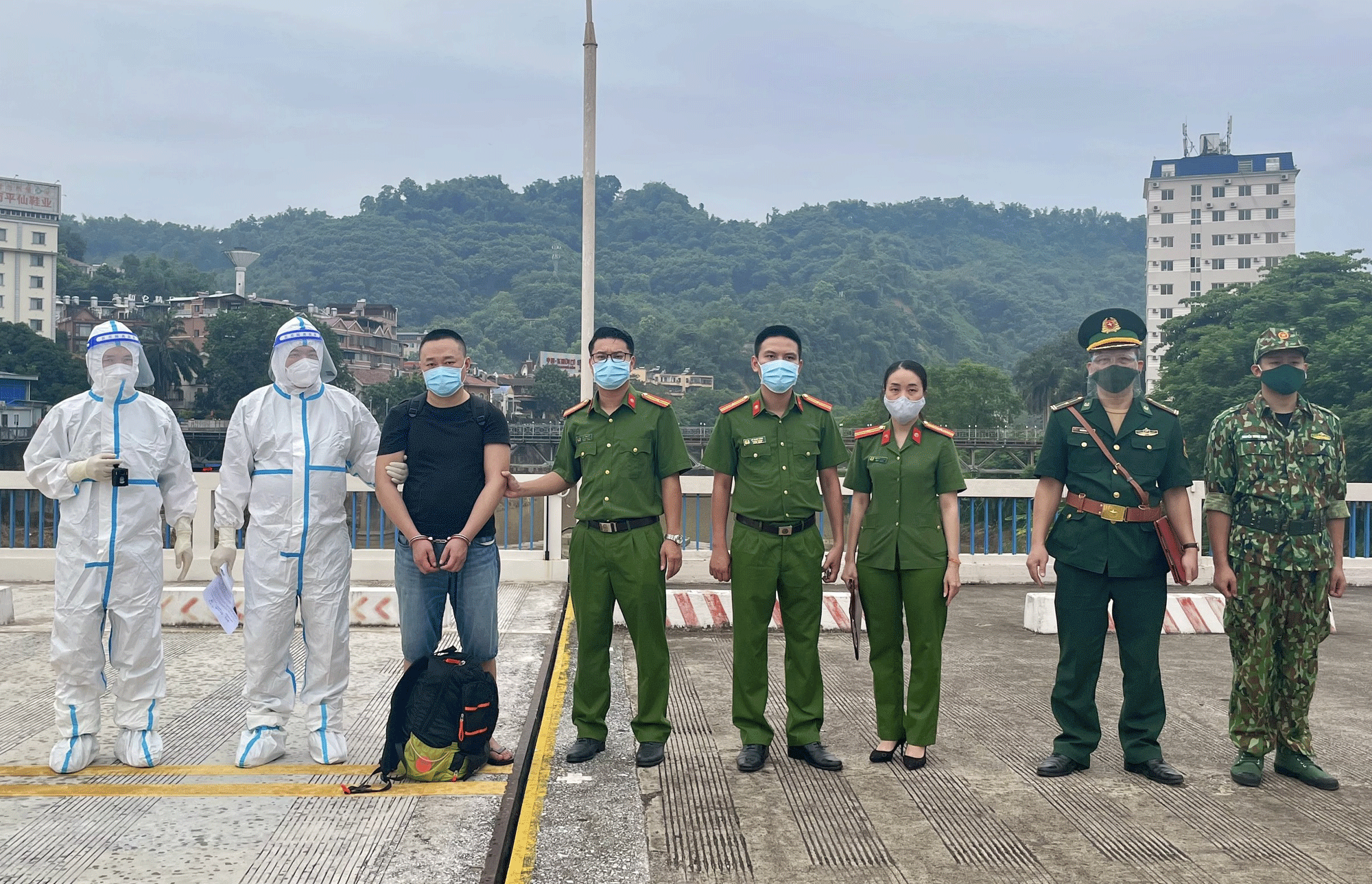 老街警方向中国移交一名中国籍通缉犯 ảnh 2 老街警方向中国移交一名中国籍通缉犯 ảnh 2