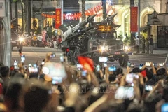 首次在巴亭广场进行阅兵活动综合演练：人们都兴高采烈地观看