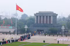 第十六届国会第一次会议召开之前，党和国家领导前往胡志明主席陵墓敬献花圈