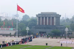 第十六届国会第一次会议召开之前，党和国家领导前往胡志明主席陵墓敬献花圈