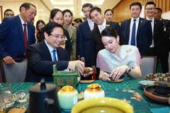 越泰两国总理参观共同参观越南具有特色的手工艺品展示空间